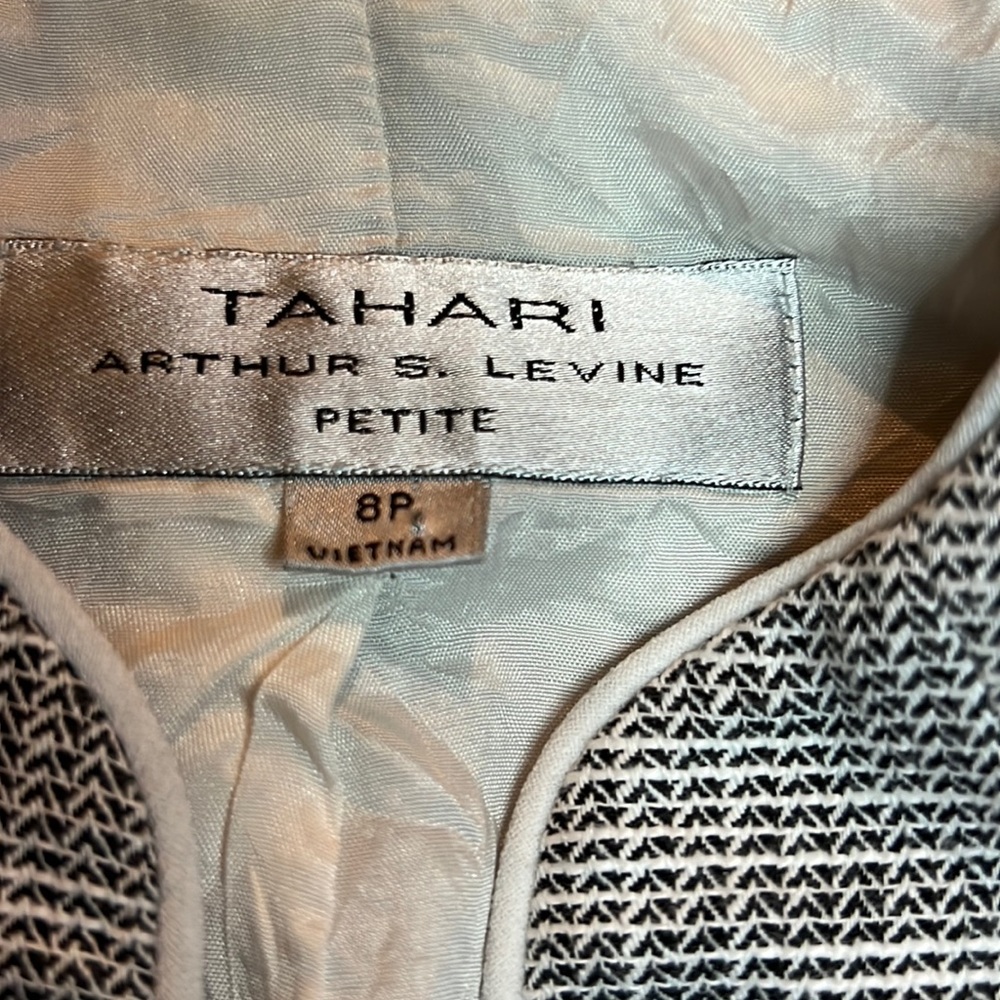 Tahari stunning Clasp Blazer color Gray and black size 8P - Picture 2 of 8